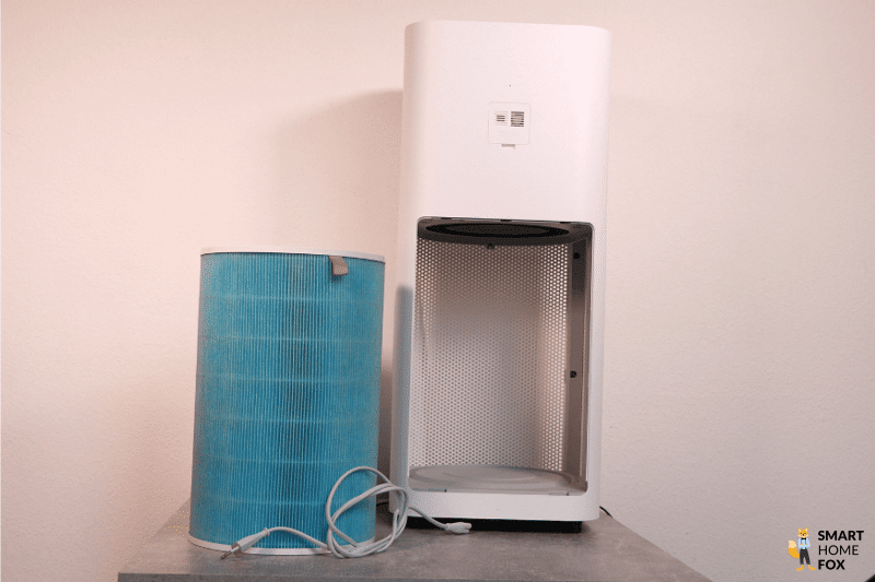 Der Xiaomi Mi Air Purifier Pro H steht neben dem HEPA H13 Kombifilter und davor liegt ein 1,5 Meter langes, zusammengerolltes Stromkabel